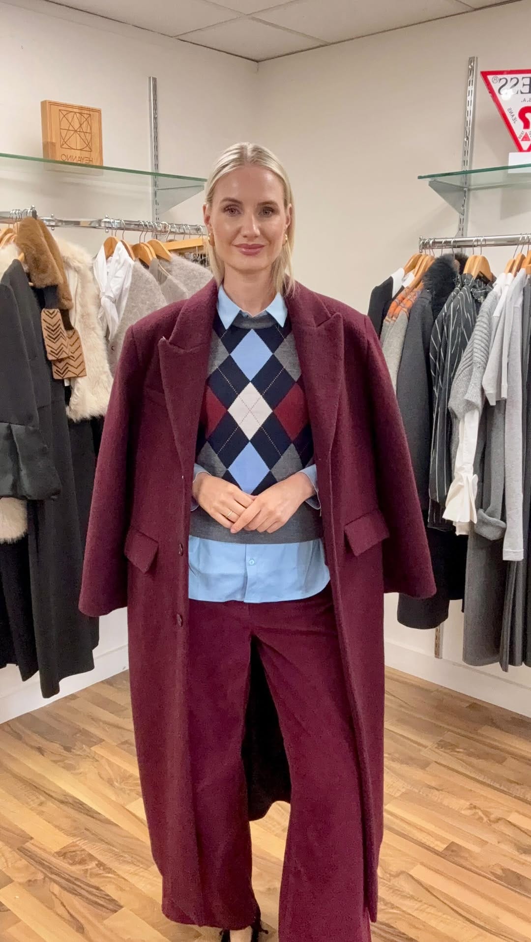 Post 8 by 𝗦𝗜𝗠𝗢𝗡𝗔 𝗩𝗔 ‣ on Instagram (video)
