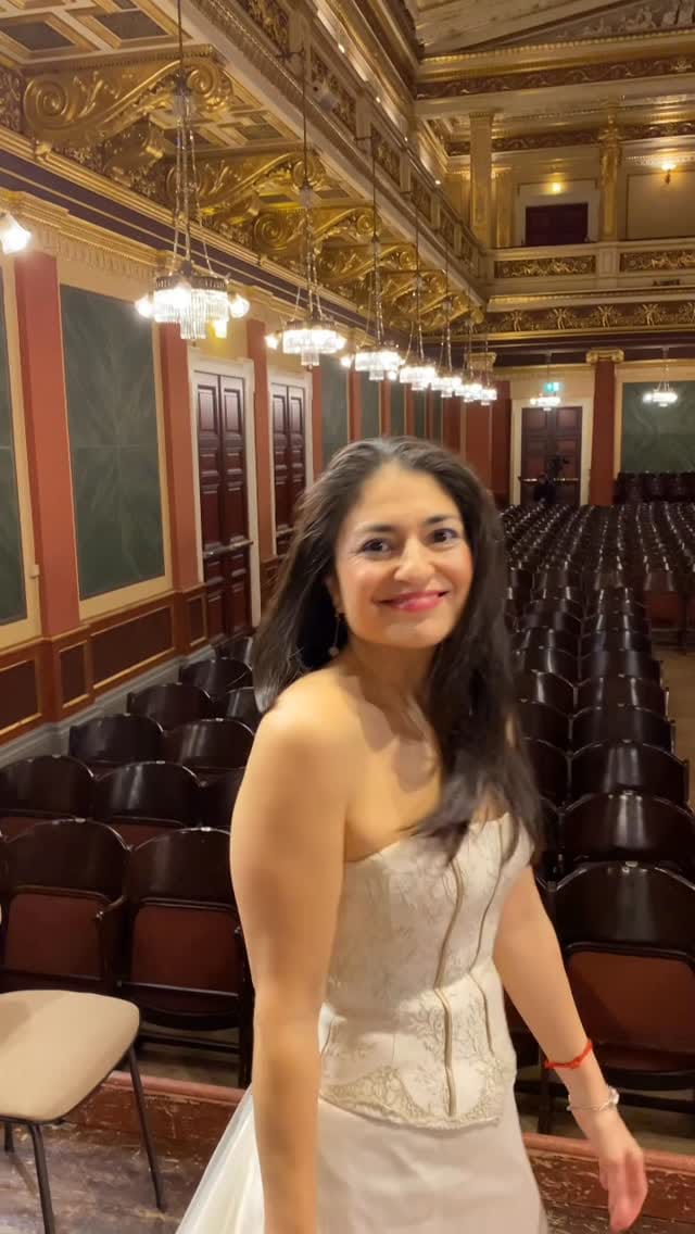Post 2 by Lola G. on Instagram (video)