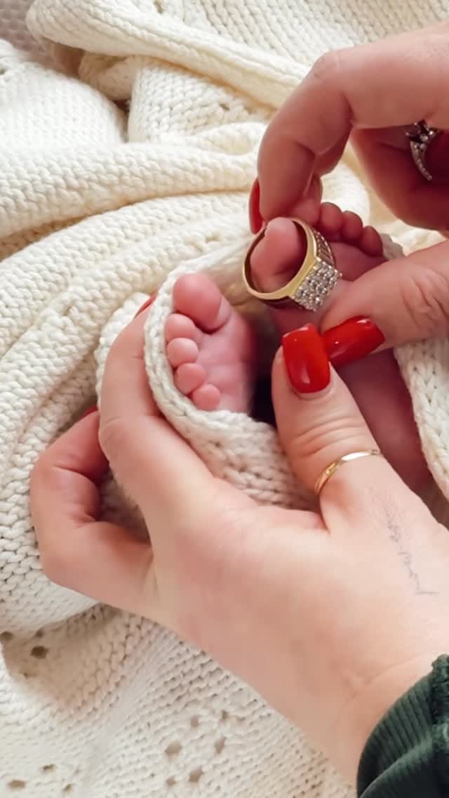 Post 5 by Iryna Nikulnikova / in-home newborn photographer Toronto and GTA on Instagram (video)