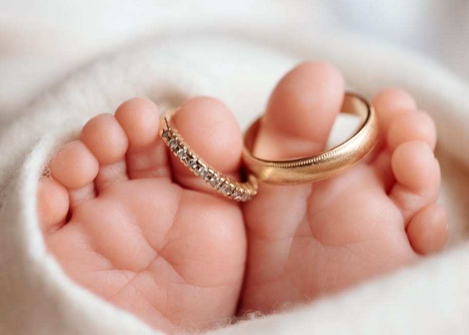 Post 3 by Iryna Nikulnikova / in-home newborn photographer Toronto and GTA on Instagram (carousel)