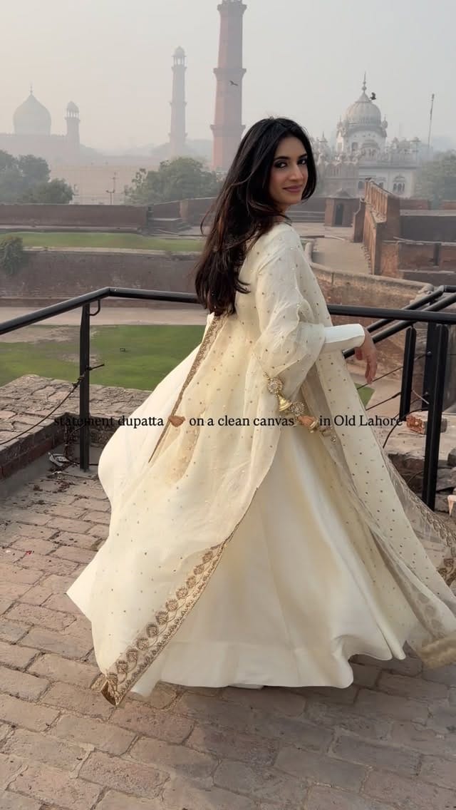 Post 2 by Manahil on Instagram (video)