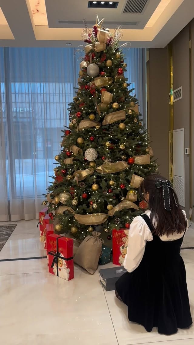 Post 5 by Nadia Menif on Instagram (video)