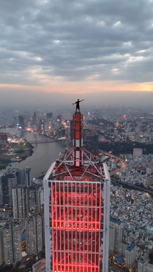 Post 3 by D Λ V I D on Instagram (video)