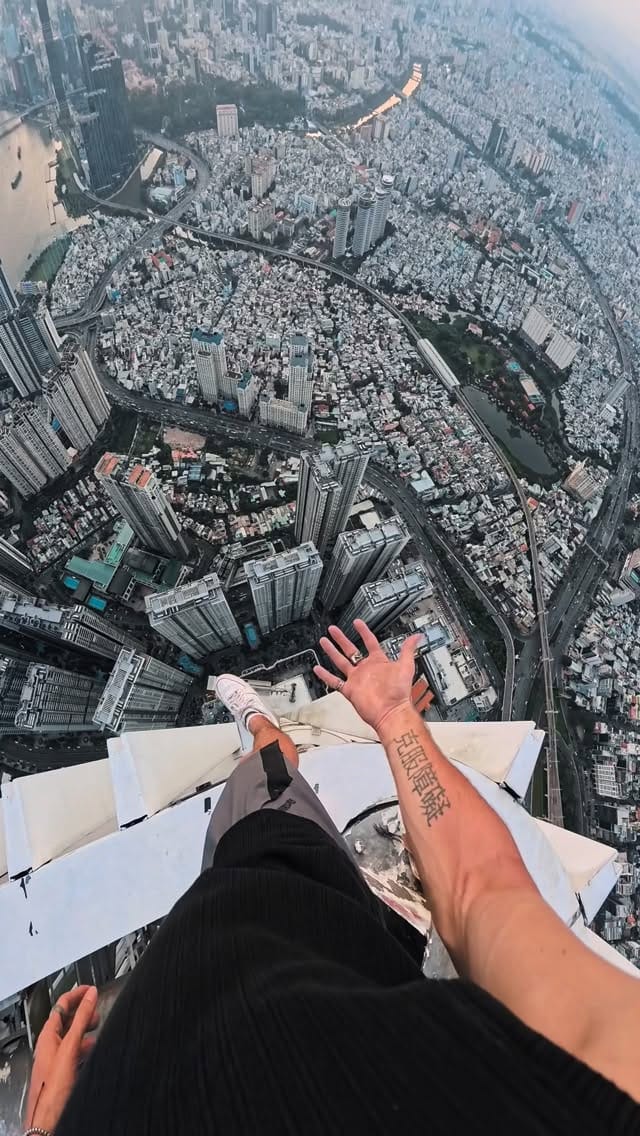 Post 4 by D Λ V I D on Instagram (video)