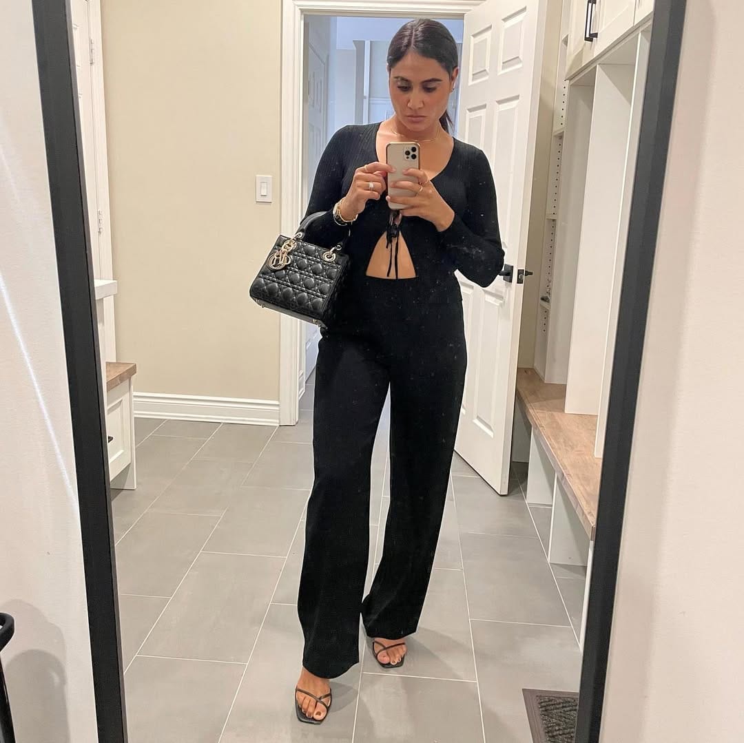 Post 9 by Jasmin on Instagram (carousel)