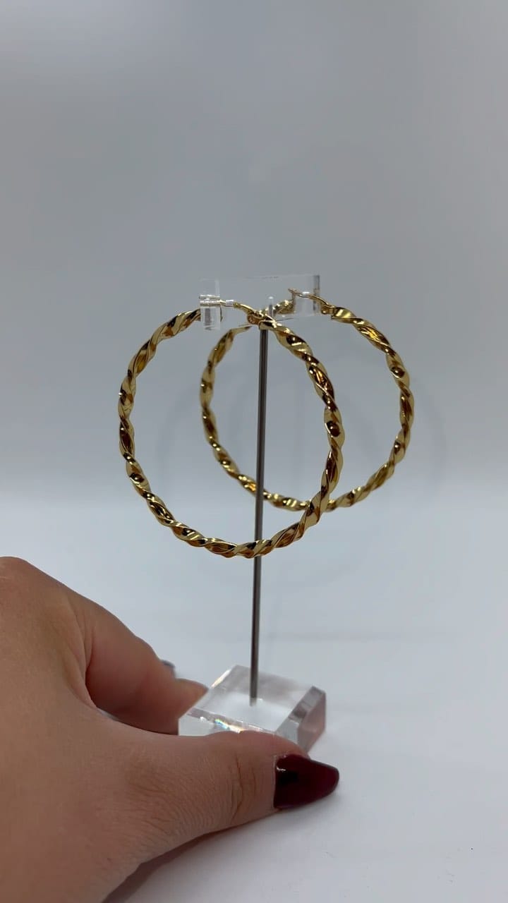 Post 2 by GEMS AND THINGZ✨ on Instagram (video)