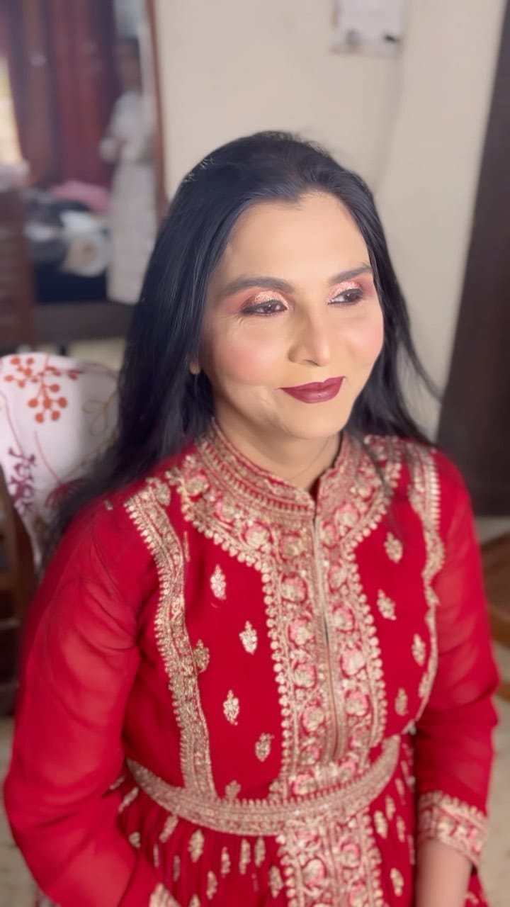 Post 4 by Aksa Raza 💄 on Instagram (video)