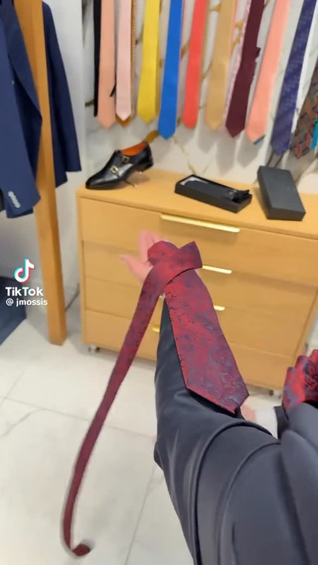 Post 1 by MAHA ABDUL fashion on Instagram (video)