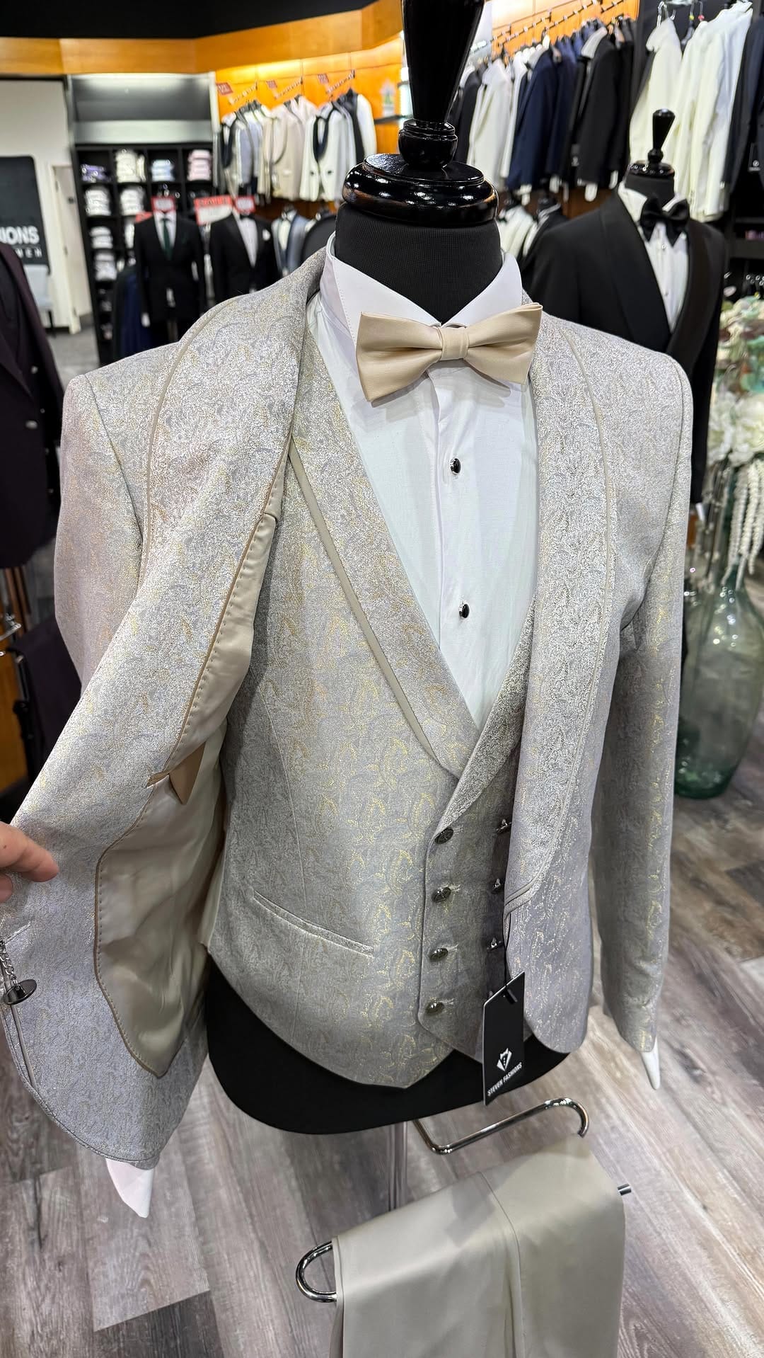 Post 1 by Stevenfashions on Instagram (video)