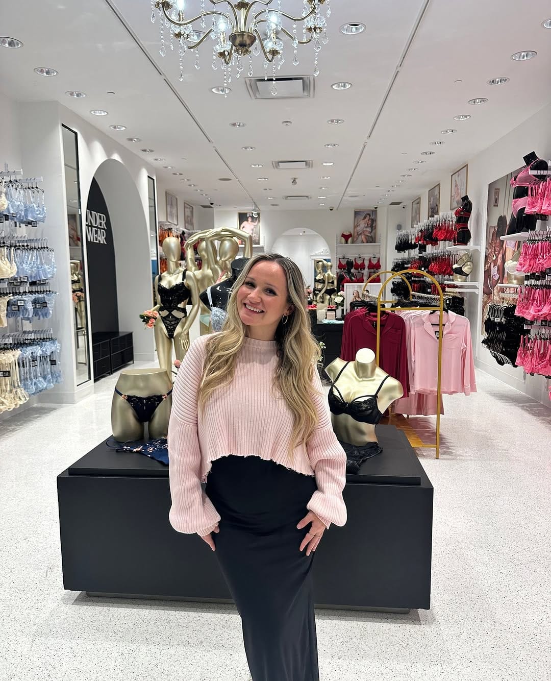 Post 10 by 𝐋𝐈𝐋𝐔𝐍𝐃𝐄𝐑𝐖𝐄𝐀𝐑 on Instagram (carousel)