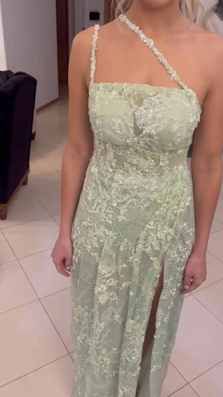 Post 6 by لباس عروس و شب سالوکس on Instagram (video)