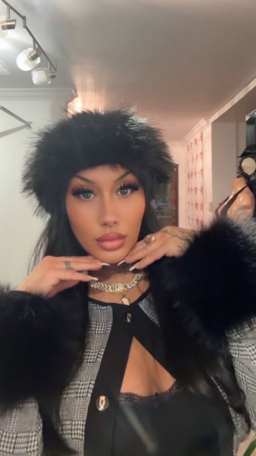 Post 1 by 🧿T A I L O R G L A M on Instagram (video)
