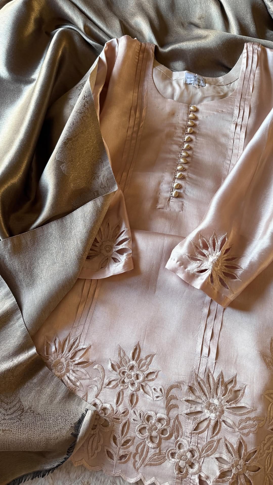 Post 3 by Salnia Fashions(USA🇺🇸) on Instagram (video)