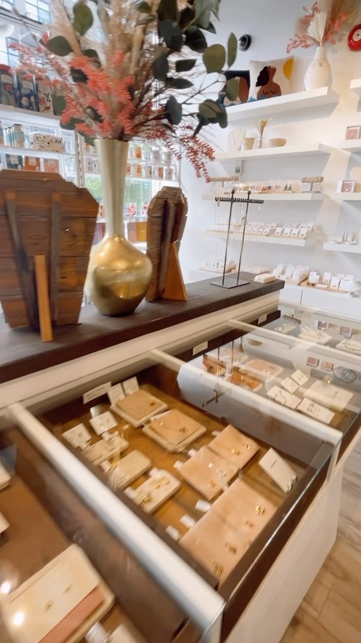 Post 9 by JV Studios & Boutique on Instagram (video)