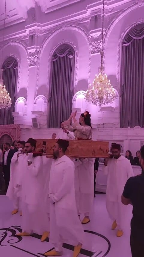 Post 10 by Fatine Caftan Montréal on Instagram (video)