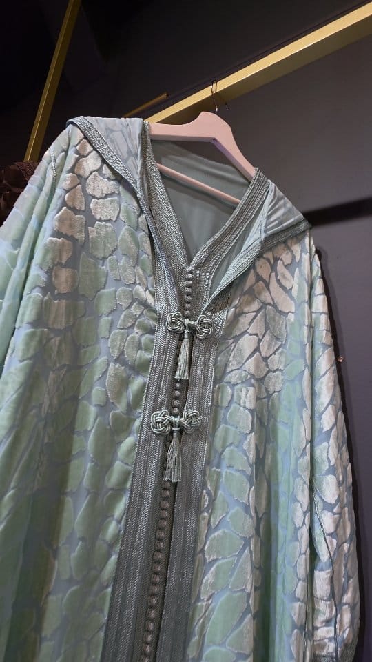 Post 1 by Fatine Caftan Montréal on Instagram (video)