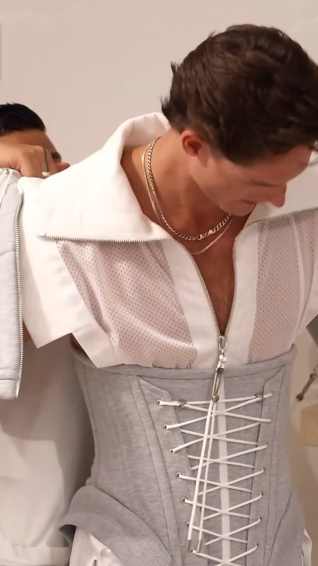 Post 2 by ➖ C l l Λ R L E S   L U ➖ on Instagram (video)