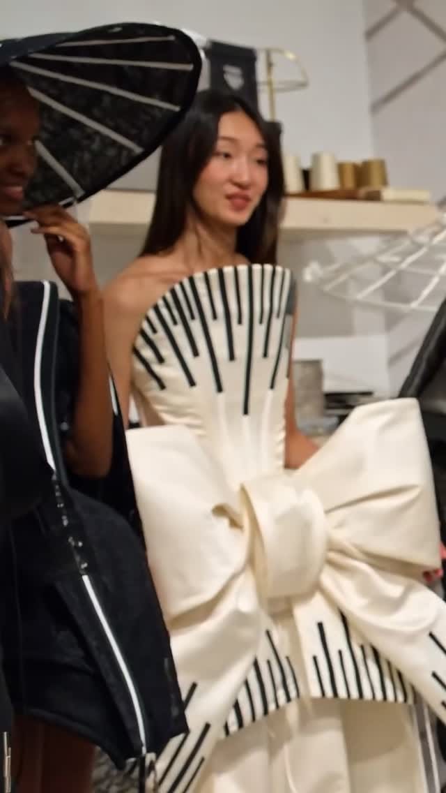 Post 3 by ➖ C l l Λ R L E S   L U ➖ on Instagram (video)