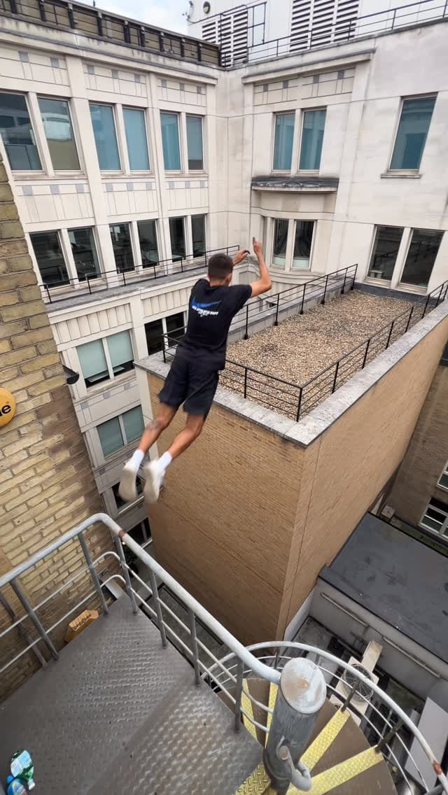 Post 6 by ALE on Instagram (video)