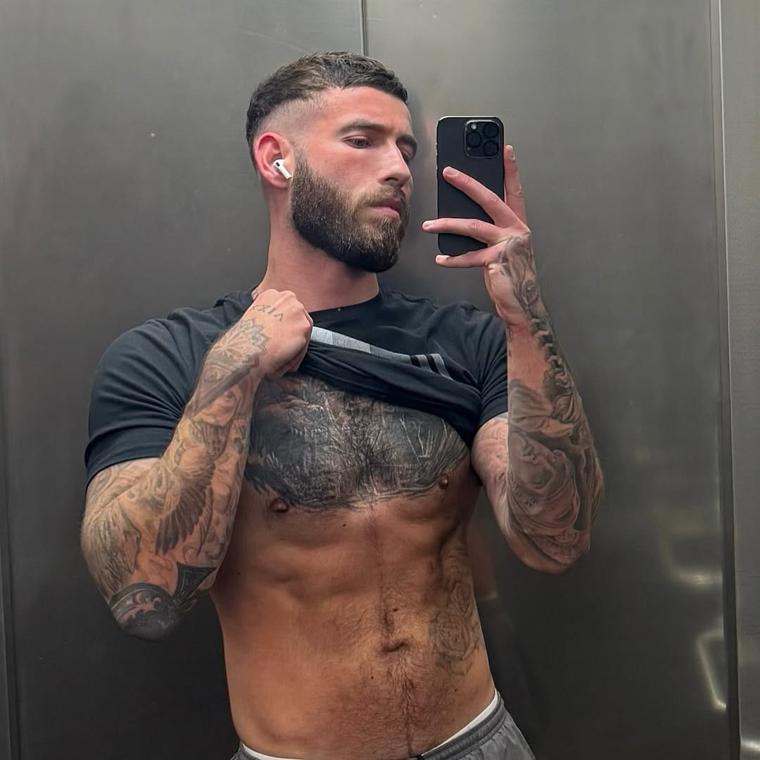 Post 6 by T R A V ❗️ on Instagram (image)