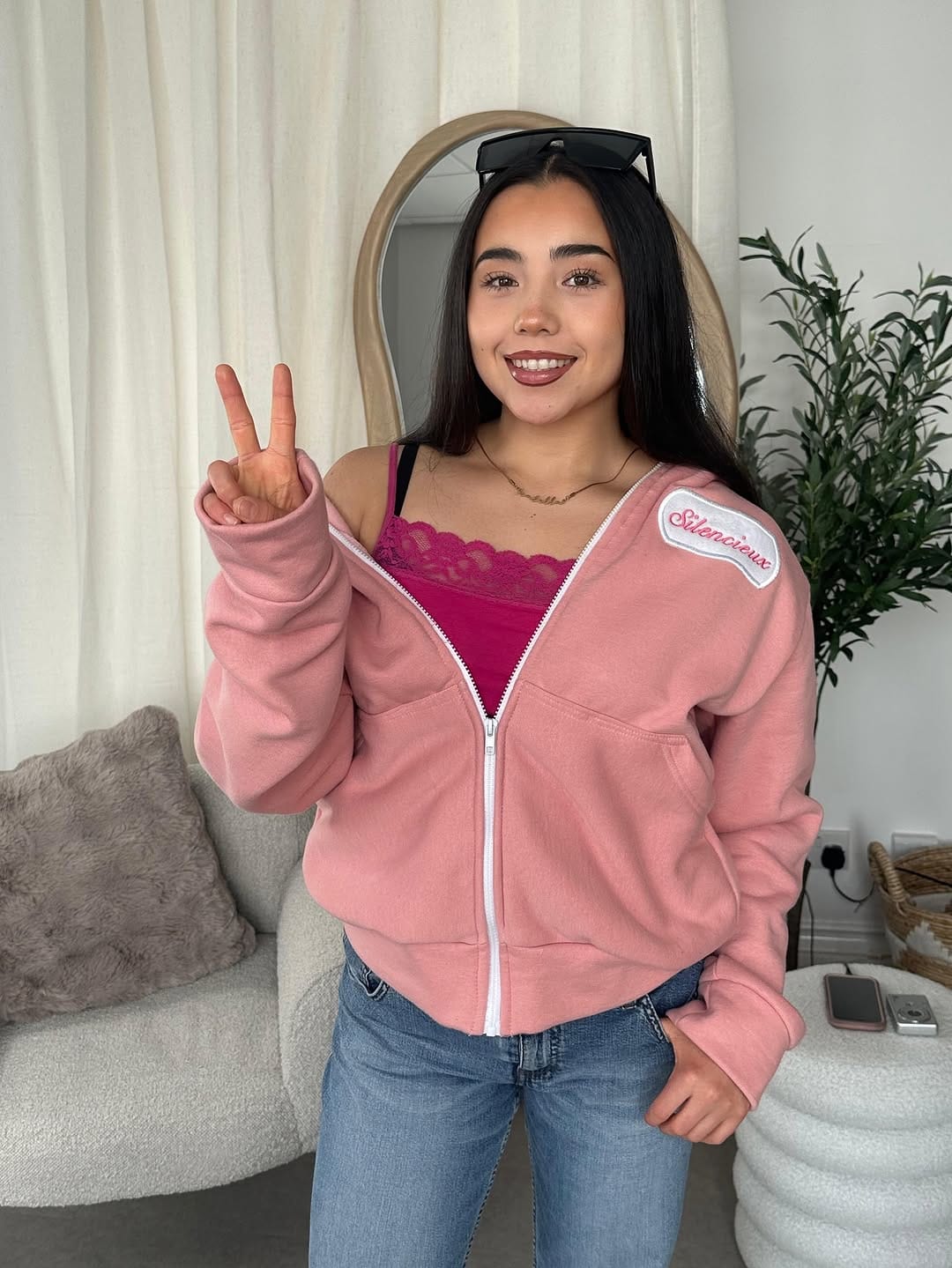 Post 5 by 𝓘𝓼𝓪𝓫𝓮𝓵𝓵𝓪 𝓡𝓸𝓼𝓮 𝓟𝓾𝓲 𝓢𝓱𝓪 𝓣𝓪𝓷𝓰 on Instagram (carousel)