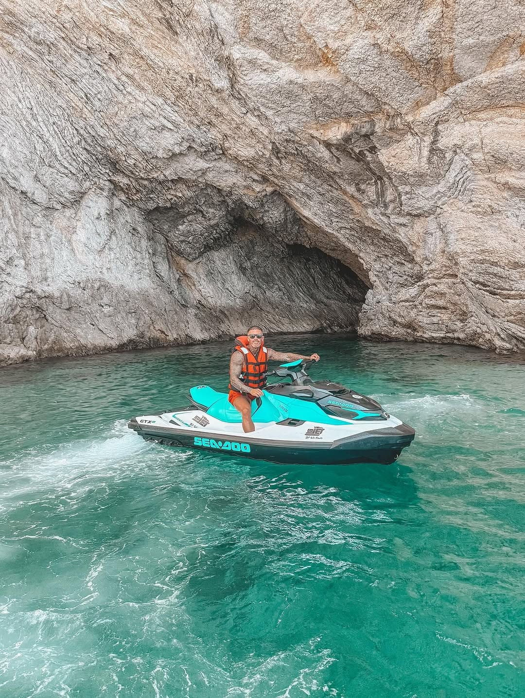 Post 4 by R ι c h ι ε . R ι c h on Instagram (carousel)
