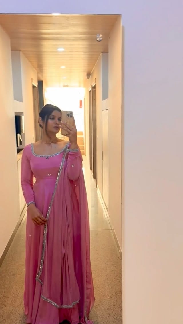 Post 6 by Bhavya Gamta Pawa👑 on Instagram (video)