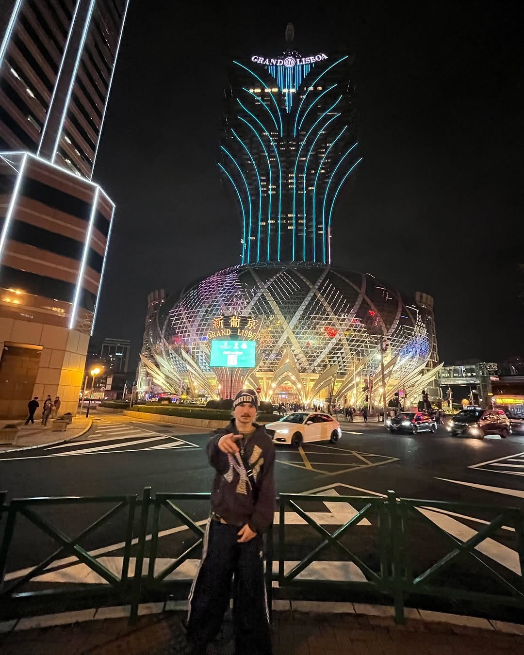 Post 10 by Leo on Instagram (carousel)