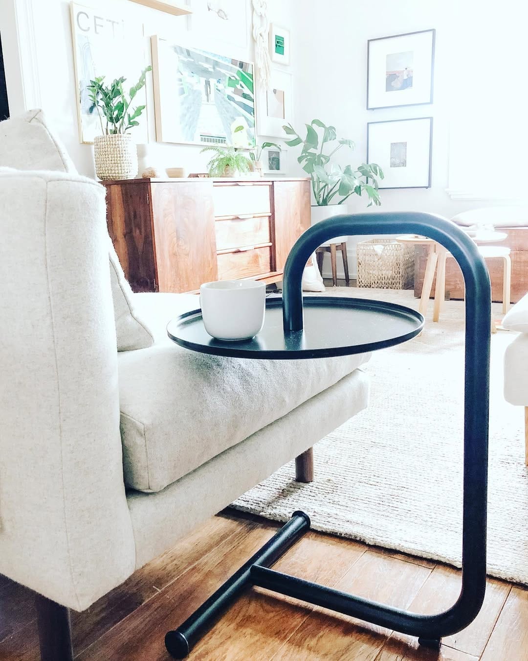 Post 8 by Jo - Simple, Small Space Decor on Instagram (image)