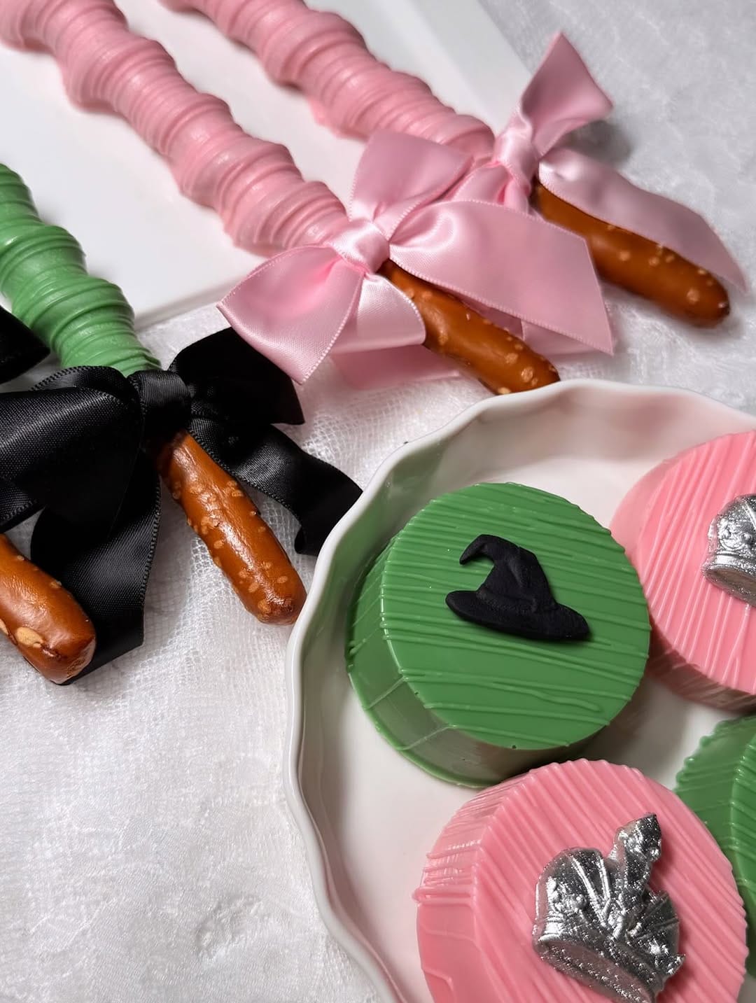 Post 2 by Queens of Cakepops🍰 on Instagram (carousel)