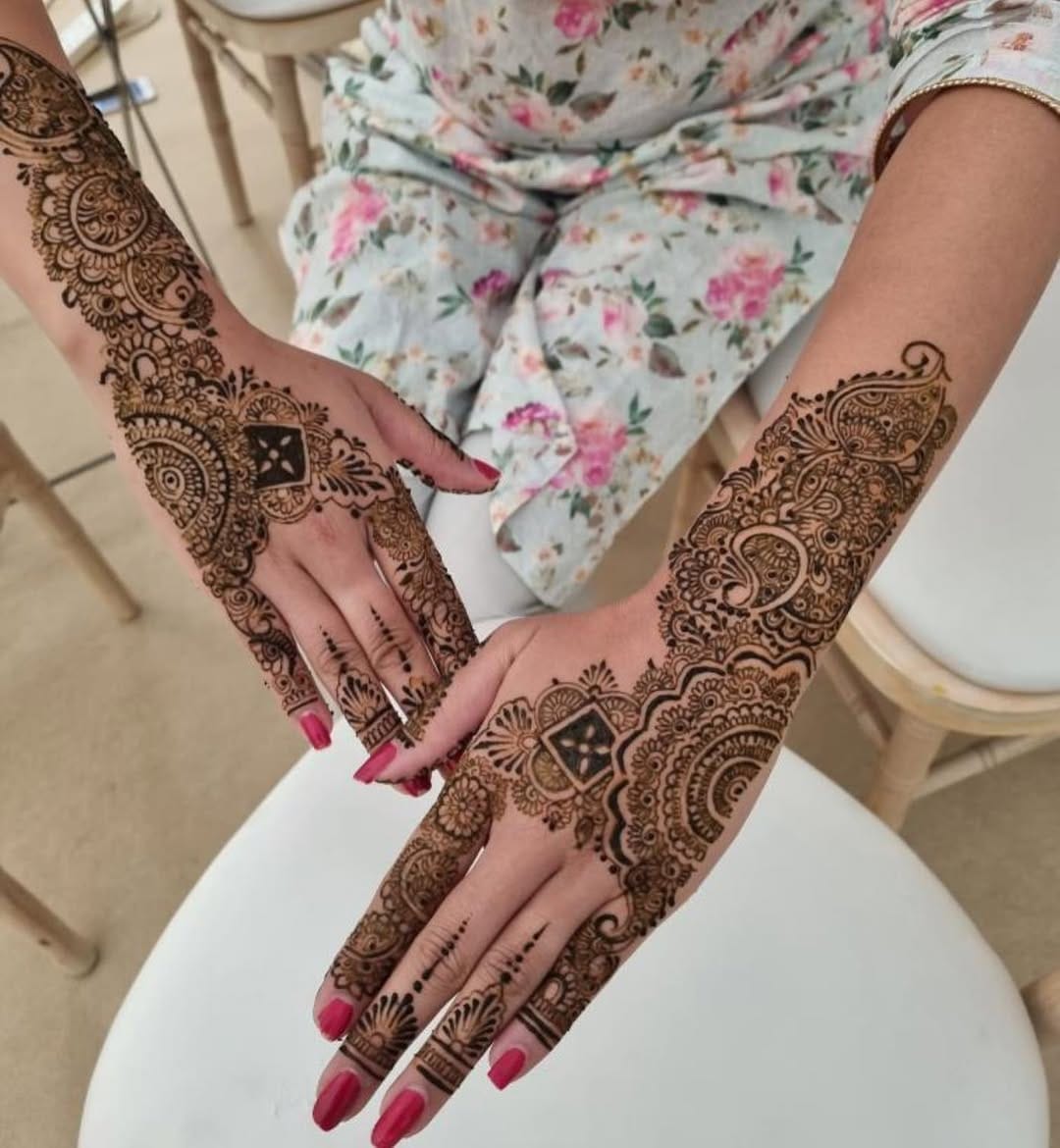 Post 7 by HennaBeautee on Instagram (image)