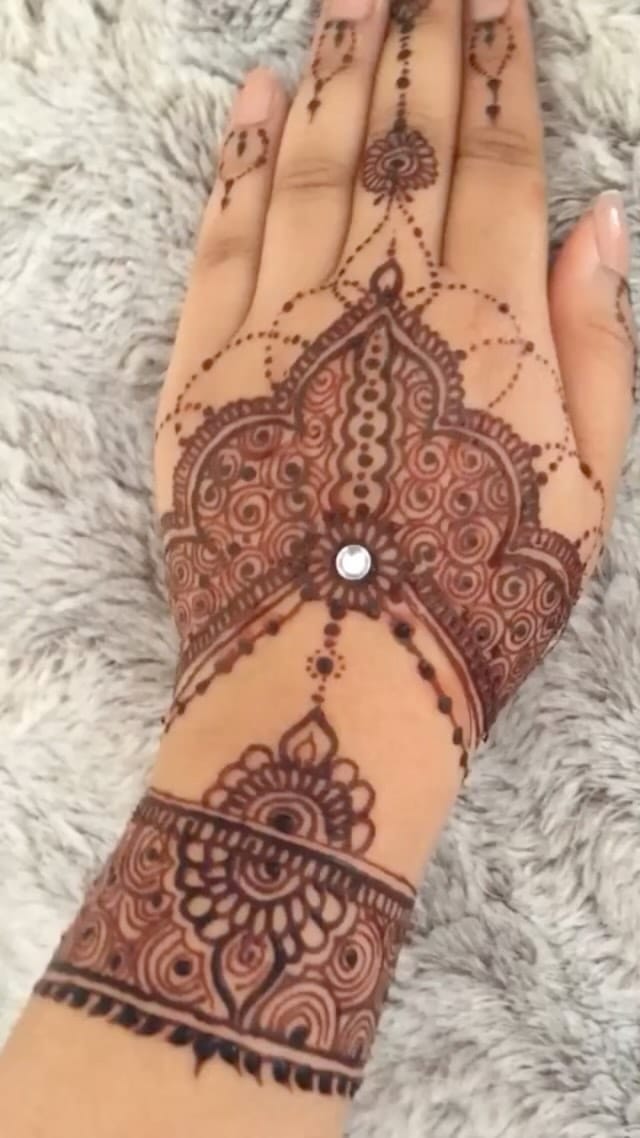 Post 4 by HennaBeautee on Instagram (video)