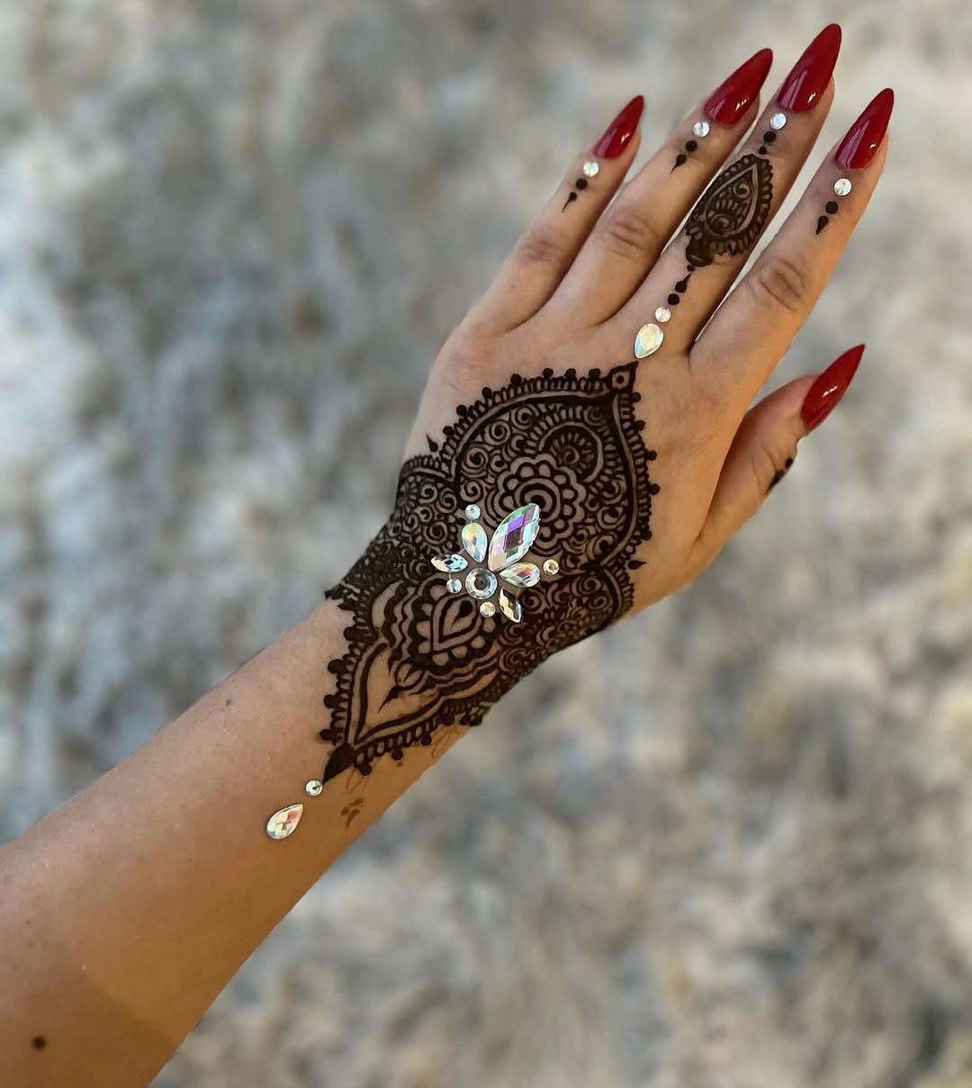 Post 1 by HennaBeautee on Instagram (image)