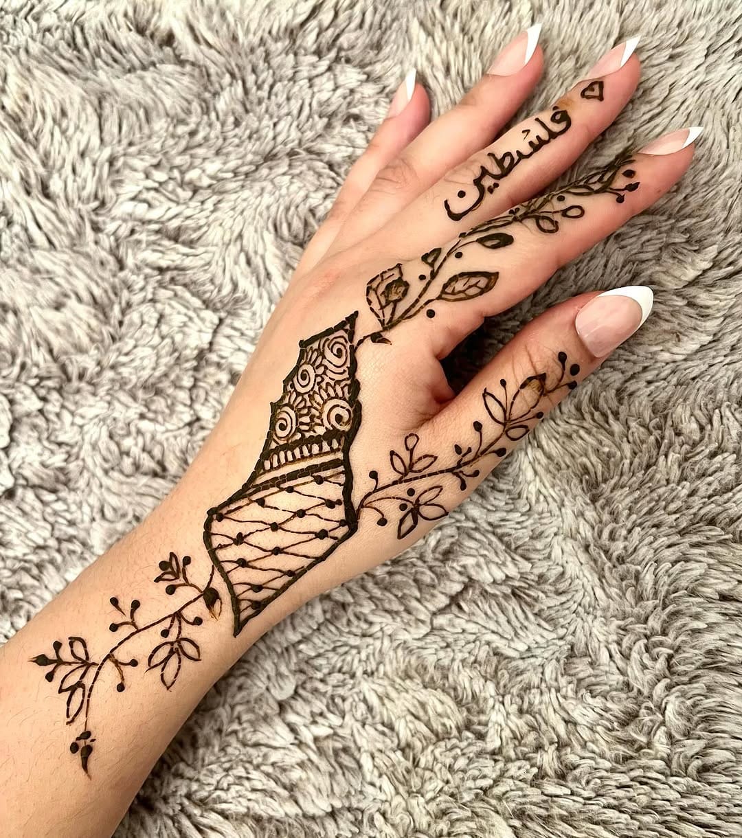 Post 2 by HennaBeautee on Instagram (image)