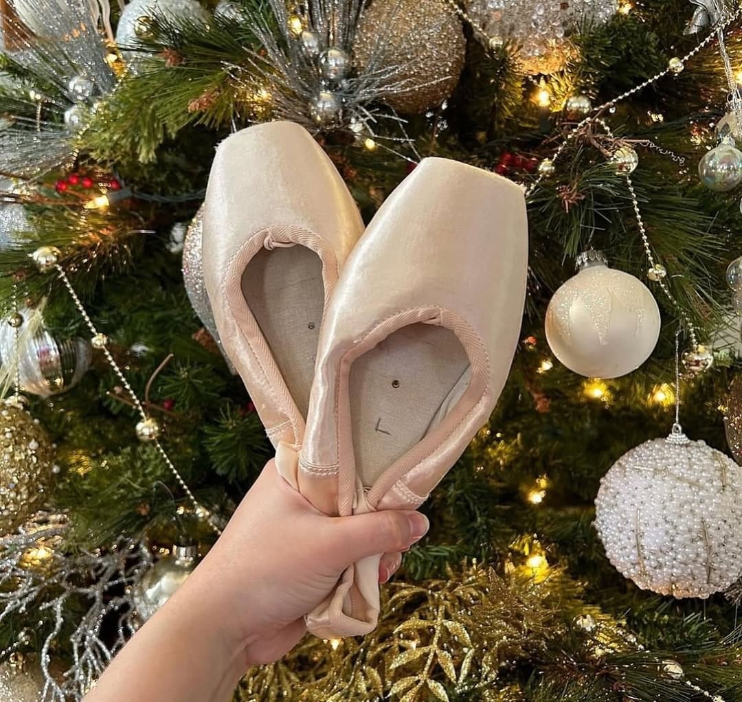 Post 7 by The Shoe Room on Instagram (image)