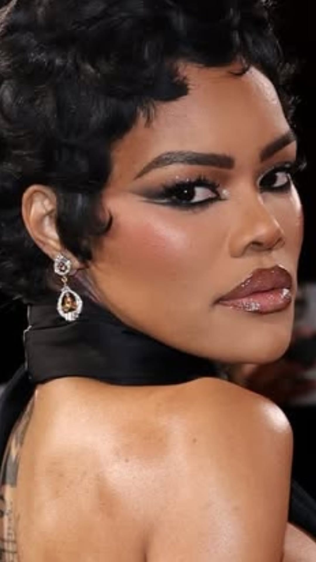 Post 4 by Janine Holmes-PRO Makeup Artist & Hairstylist on Instagram (video)
