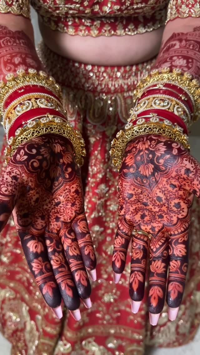 Post 7 by HIMANSHI | 🇨🇦GTA HENNA ARTIST & MUA on Instagram (video)