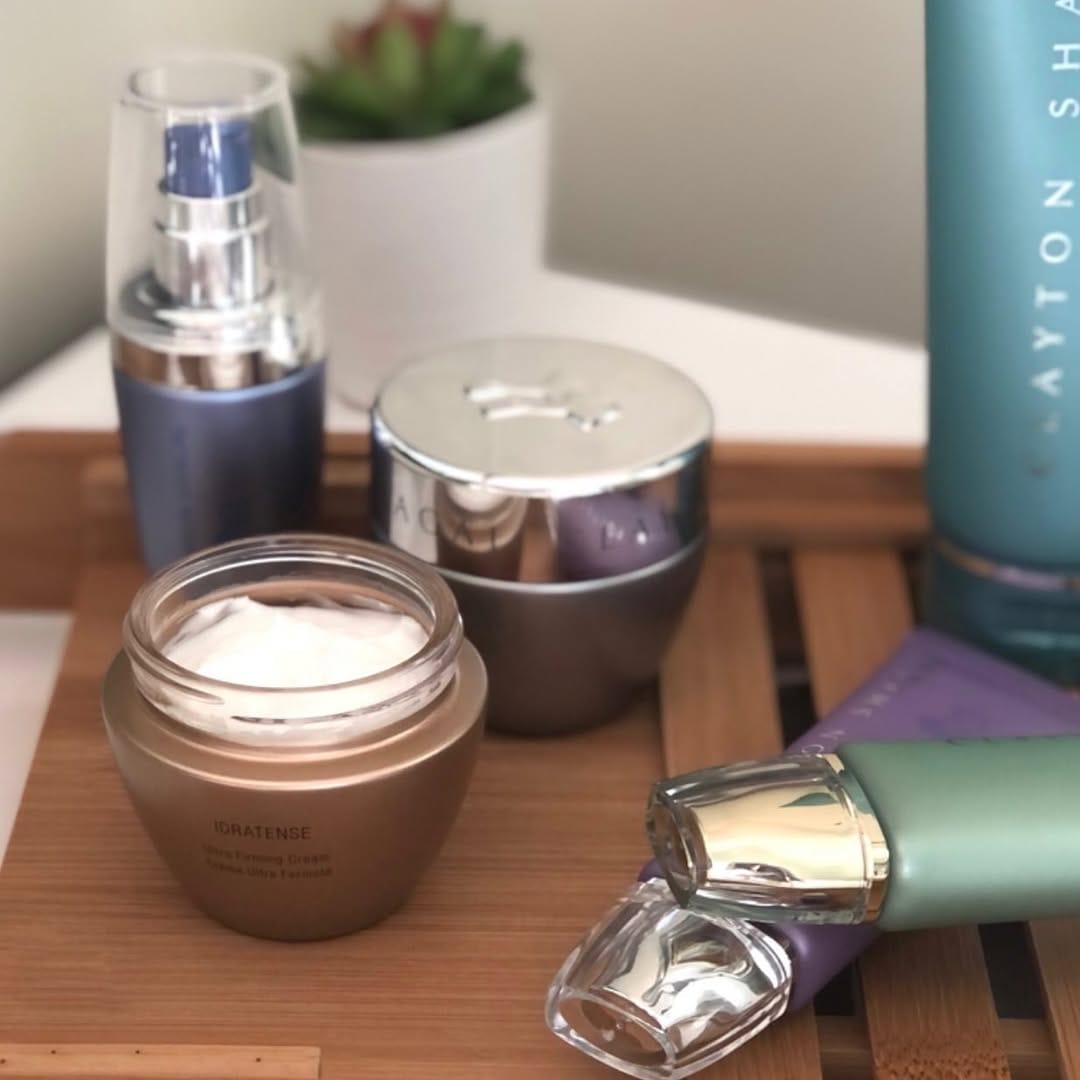 Post 6 by MomsMakeupStash.com on Instagram (image)