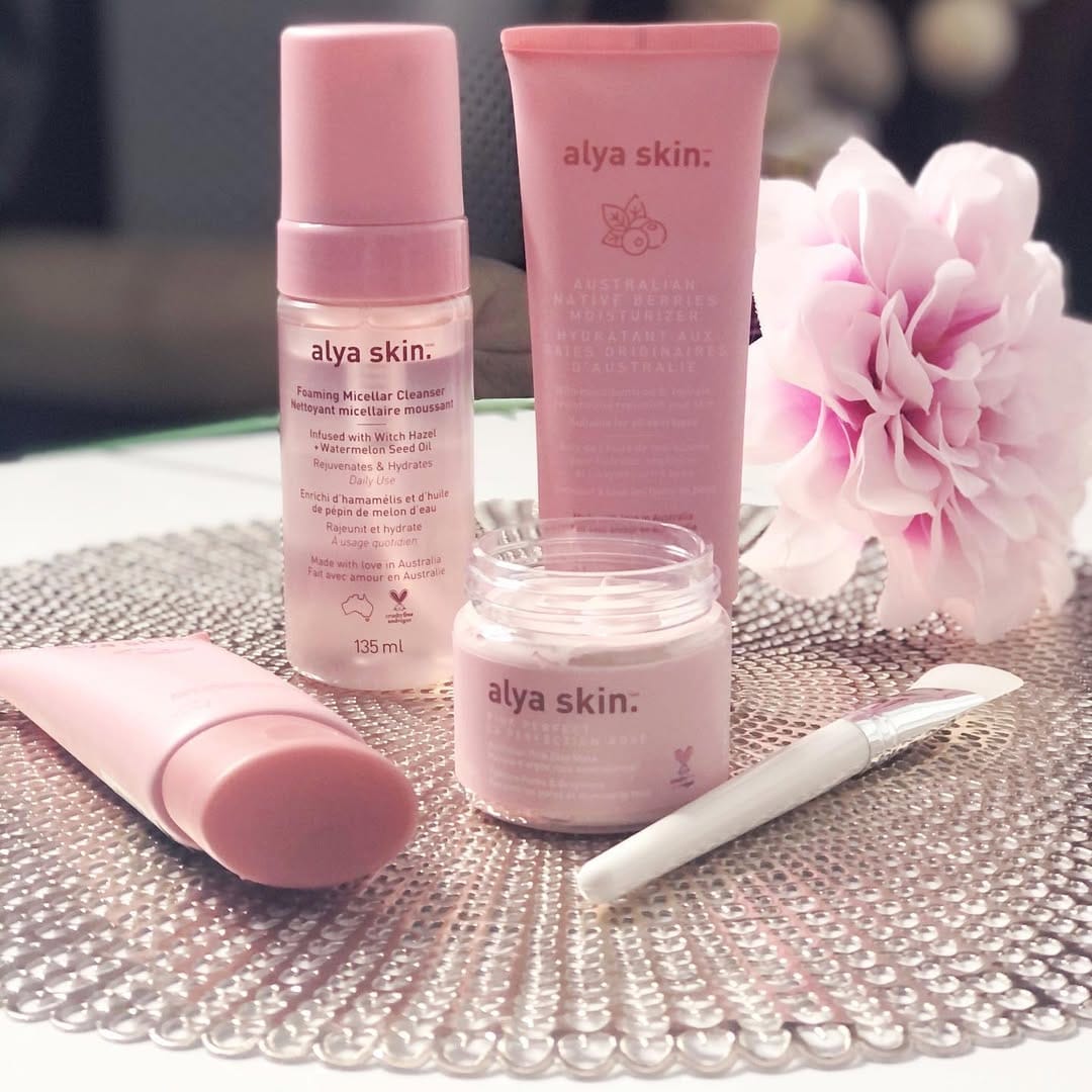 Post 10 by MomsMakeupStash.com on Instagram (image)