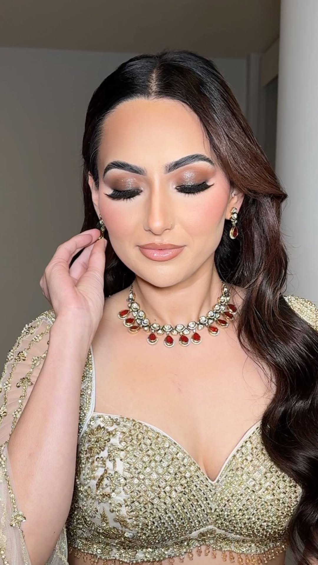 Post 3 by 𝐁𝐞𝐚𝐮𝐭𝐲 𝐁𝐥𝐞𝐧𝐝 𝐀𝐫𝐭𝐢𝐬𝐭𝐫𝐲| Bridal Makeup and Hair Artist on Instagram (video)