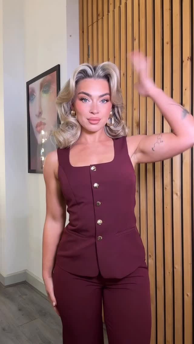 Post 4 by URSULA VALENTINE on Instagram (video)