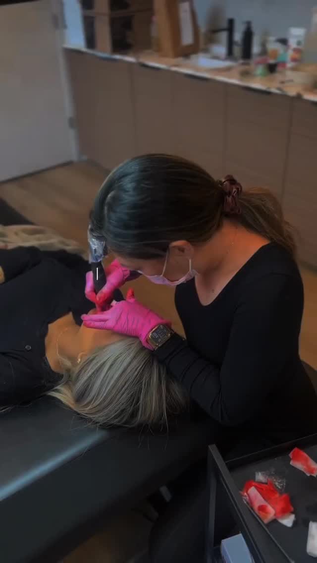 Post 1 by Vancouver Lash Extensions on Instagram (video)