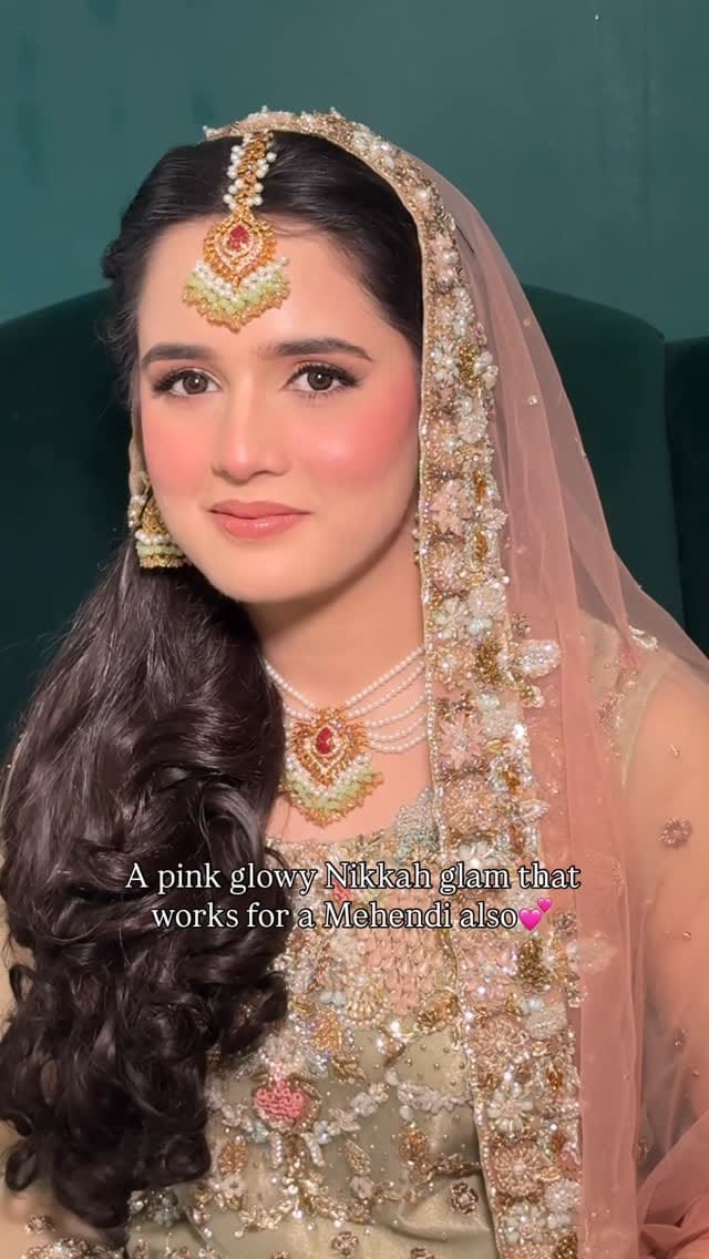 Post 8 by Wardah Usmani Makeup Studio on Instagram (video)