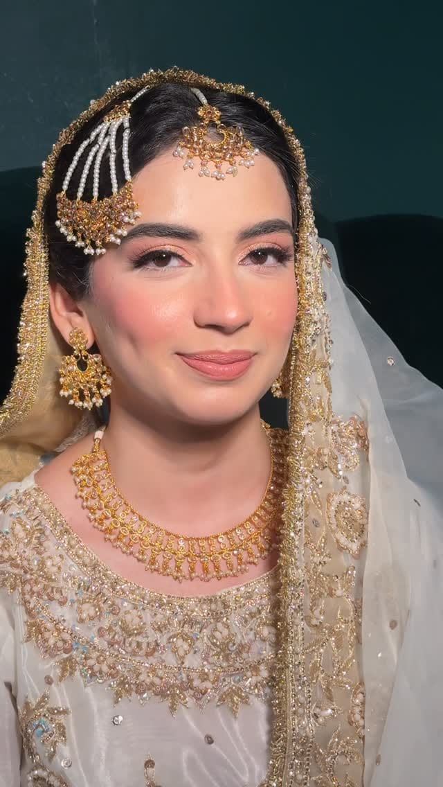 Post 5 by Wardah Usmani Makeup Studio on Instagram (video)