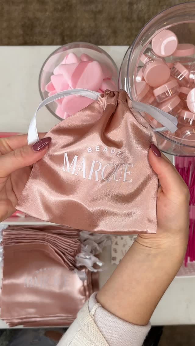 Post 1 by Montreal Makeup Artist on Instagram (video)