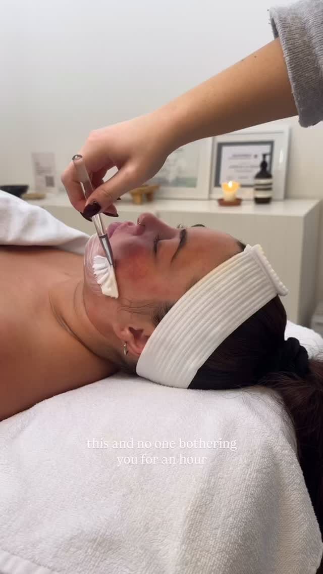 Post 1 by MONTREAL HAIR + AESTHETICS on Instagram (video)