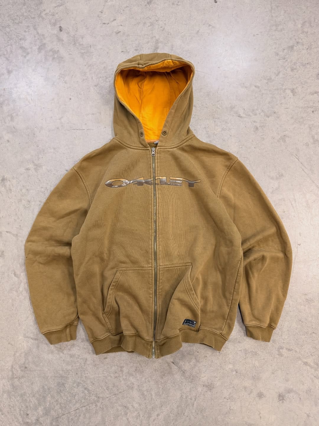 Post 7 by thrift2go on Instagram (carousel)