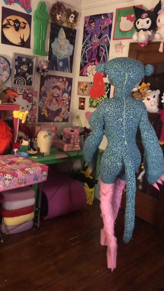 Post 2 by Yovska on Instagram (video)