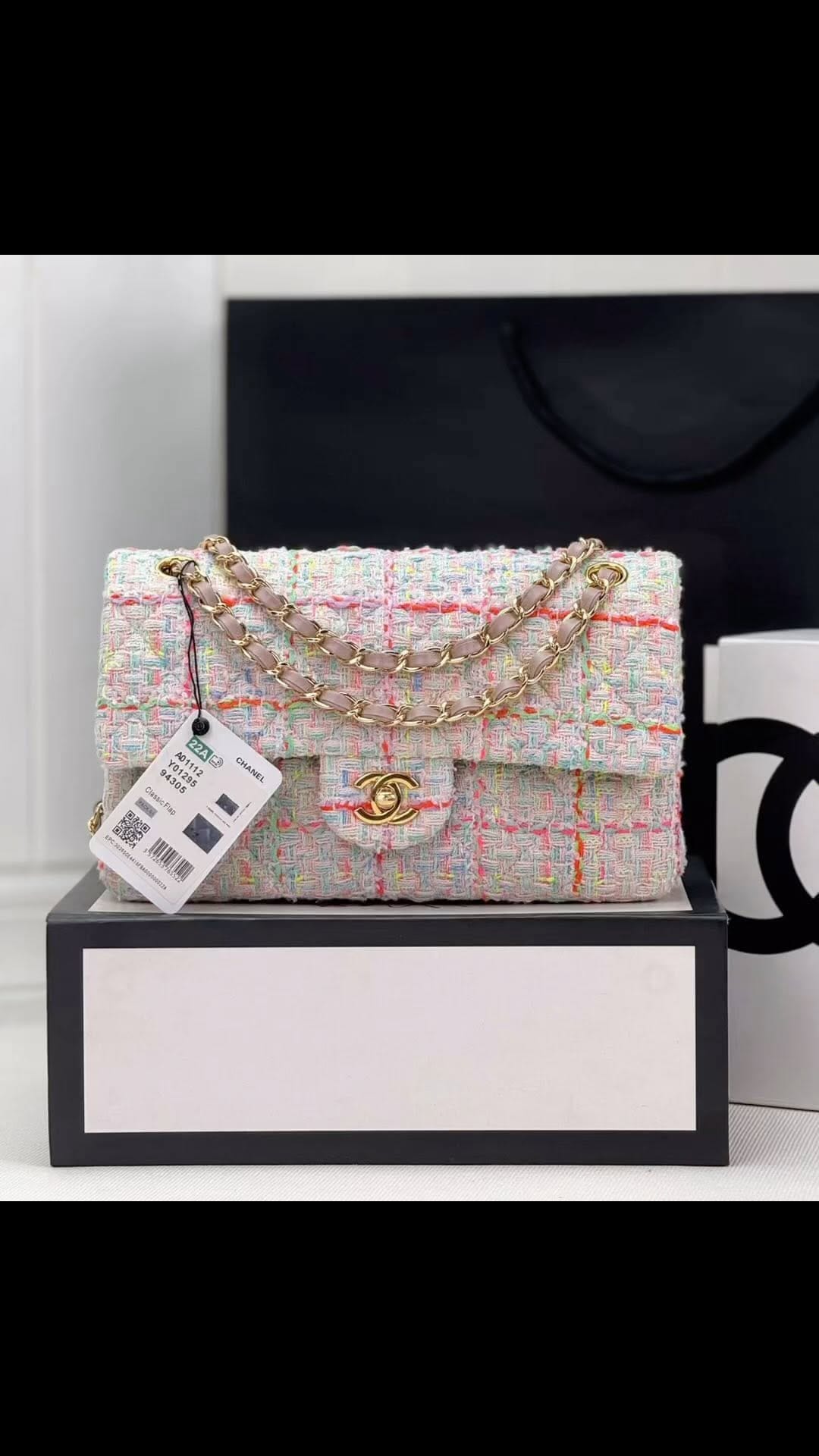 Post 10 by Samantha Luxe on Instagram (video)
