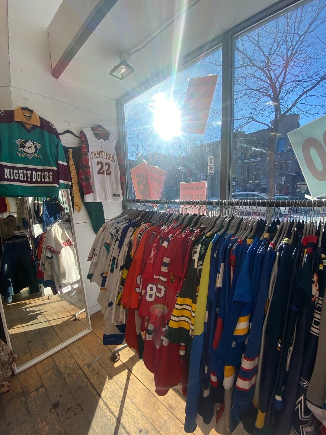 Post 8 by MARCHÉ FLOH on Instagram (carousel)